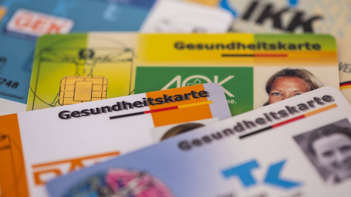 Gesundheitskarte und Krankenkasse Mehrere Gesundheitskarten von verschiedenen Krankenkassen liegen zusammen *** Health card and health insurance company Several health cards from different health insu ...