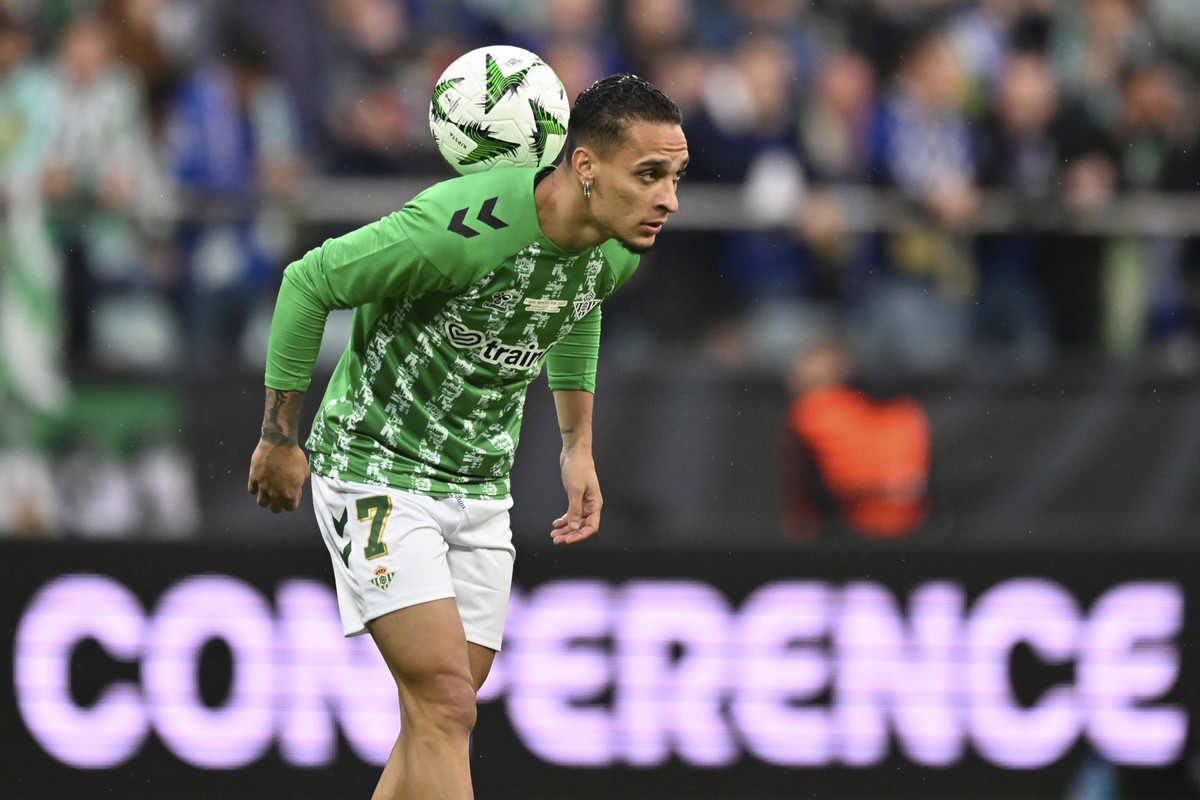 Betis&#039; Antony warms up for the Europa Conference League final soccer match between Real Betis and Chelsea in Wroclaw, Poland, Wednesday, May 28, 2025. (AP Photo/Denes Erdos)