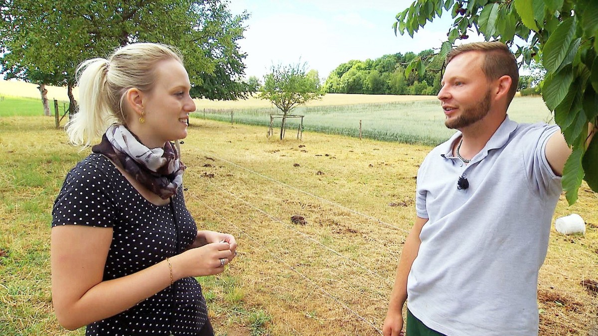 Julia (23, Bürokauffrau) findet, dass Hobbybauer Erik (31) aus Thüringen während der Hofwoche zu wenig Interesse an ihrer Person zeigt.

+++ Die Verwendung des sendungsbezogenen Materials ist nur mit  ...