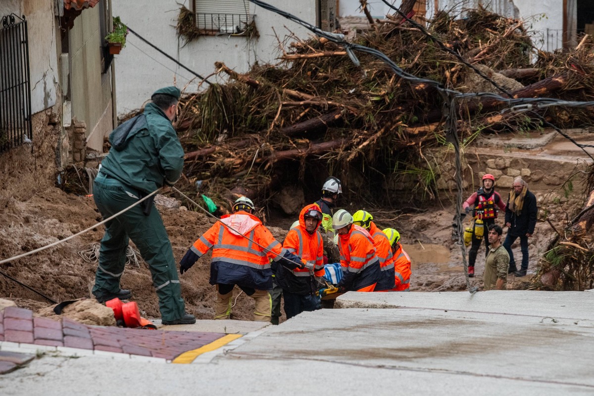 Spanien, Rettungsmaßnahmen nach Flut durch Starkregen in Letur, Albacete About thirty people trapped in Letur Albacete by the flood Several emergency services assist in the rescue work, on October 29, ...