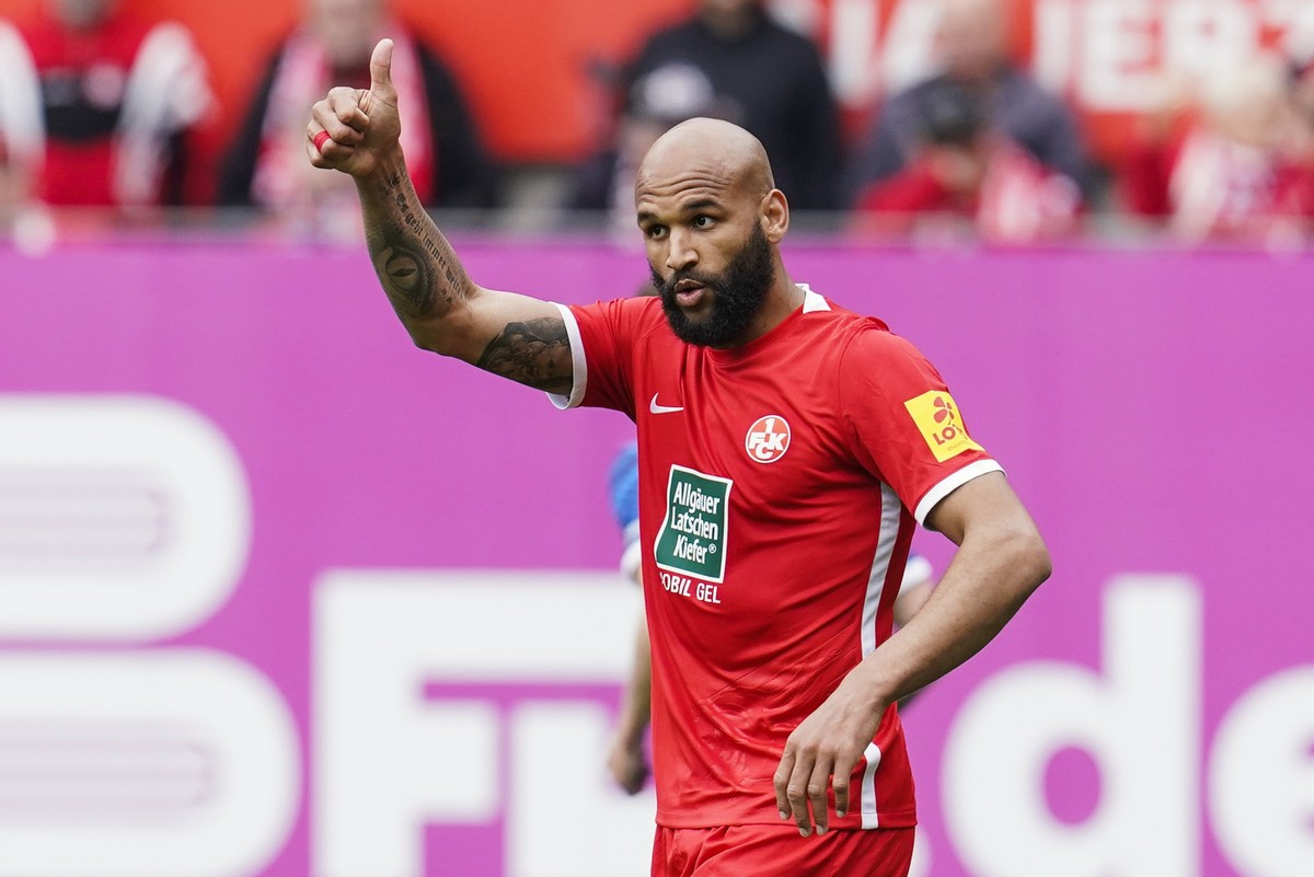 ARCHIV - 29.04.2023, Rheinland-Pfalz, Kaiserslautern: Fußball: 2. Bundesliga, 1. FC Kaiserslautern - Hansa Rostock, 30. Spieltag, Fritz-Walter-Stadion. Kaiserslauterns Terrence Boyd gestikuliert. Der ...