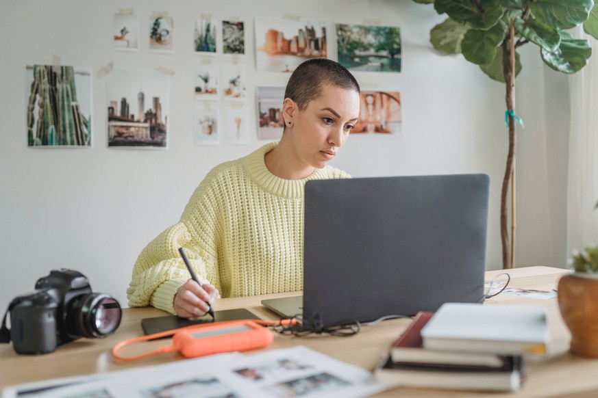 Der digitale Alltag braucht viel Strom: Laptop, Handy und andere Geräte belasten das Energie-Budget. Das wird bei den aktuellen Strompreisen schnell teuer.