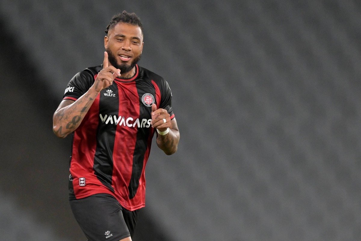 ISTANBUL - Colin Kazim Richards of Fatih Karagumruk during the Turkish Super Lig match between Fatih Karagumruk SK and Alanyaspor at Ataturk Olimpiyat stadium on August 7, 2022 in Istanbul, Turkey. AN ...