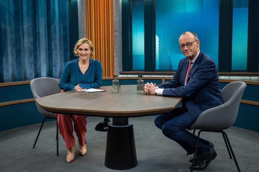 21.01.2024, Berlin: Caren Miosga (l), Moderatorin, sitzt vor Beginn der Aufzeichnung ihrer Polittalk-Sendung