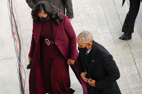 20.01.2021, USA, Washington: Der ehemalige Pr�sident Barack Obama und seine Frau Michelle kommen vor Beginn der Zeremnie zur Amtseinf�hrung des designierten Pr�sidenten Biden vor dem US-Kapitol in Was ...