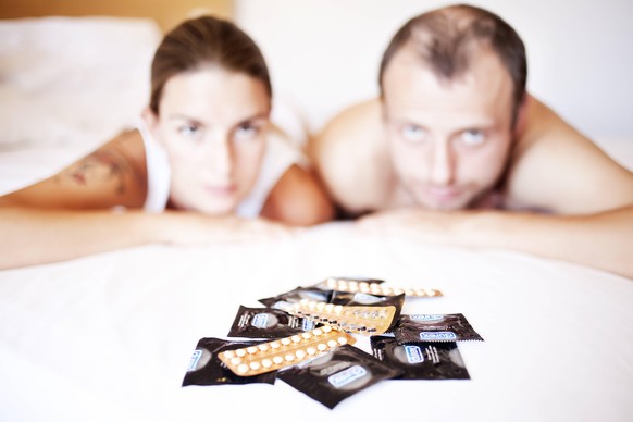 Bildnummer: 54521203 Datum: 06.09.2010 Copyright: imago/CTK Photo
Young woman and young man with contraceptive pills, birth-control pill, condom, blister pack of combined oral contraceptive pills, bir ...