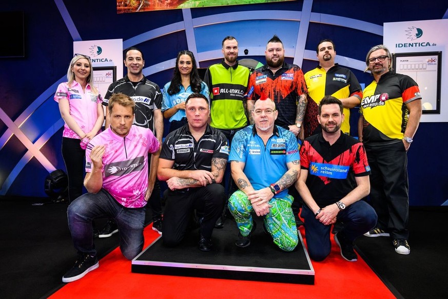 Gruppenbild ohne den späteren Sieger: Bei der Präsentation der Pfeil-Gladiatoren fehlte Michael van Gerwen wegen seines Mittagsschlafs.