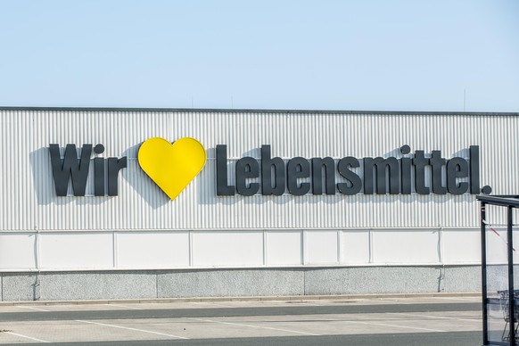 Bamberg, Deutschland 28. Februar 2021: Aussenansicht vom EDEKA- Center, in Bamberg, mit Schriftzug und Logo vom Unternehmen.