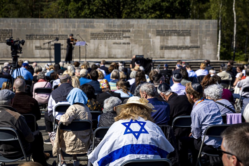 Holocaust-Überlebende und ihre Angehörigen aus 16 Ländern haben sich in Bergen-Belsen zu einer Gedenkveranstaltung getroffen.