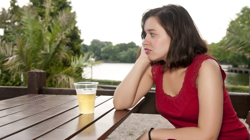 traurige Frau mit Bier thoughtful young woman with beer MODEL RELEASED

Sad Woman with Beer thoughtful Young Woman With Beer Model released