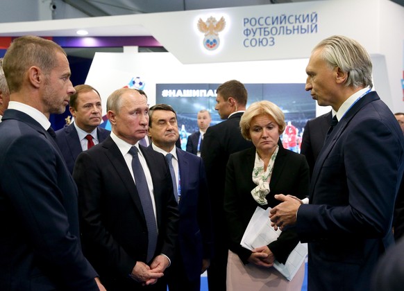 Uefa-Boss Alexander Ceferin (l.), Wladimir Putin und Alexander Dyukov, Präsident des russischen Fußballverbandes und der Gazprom-Tochter Neft.