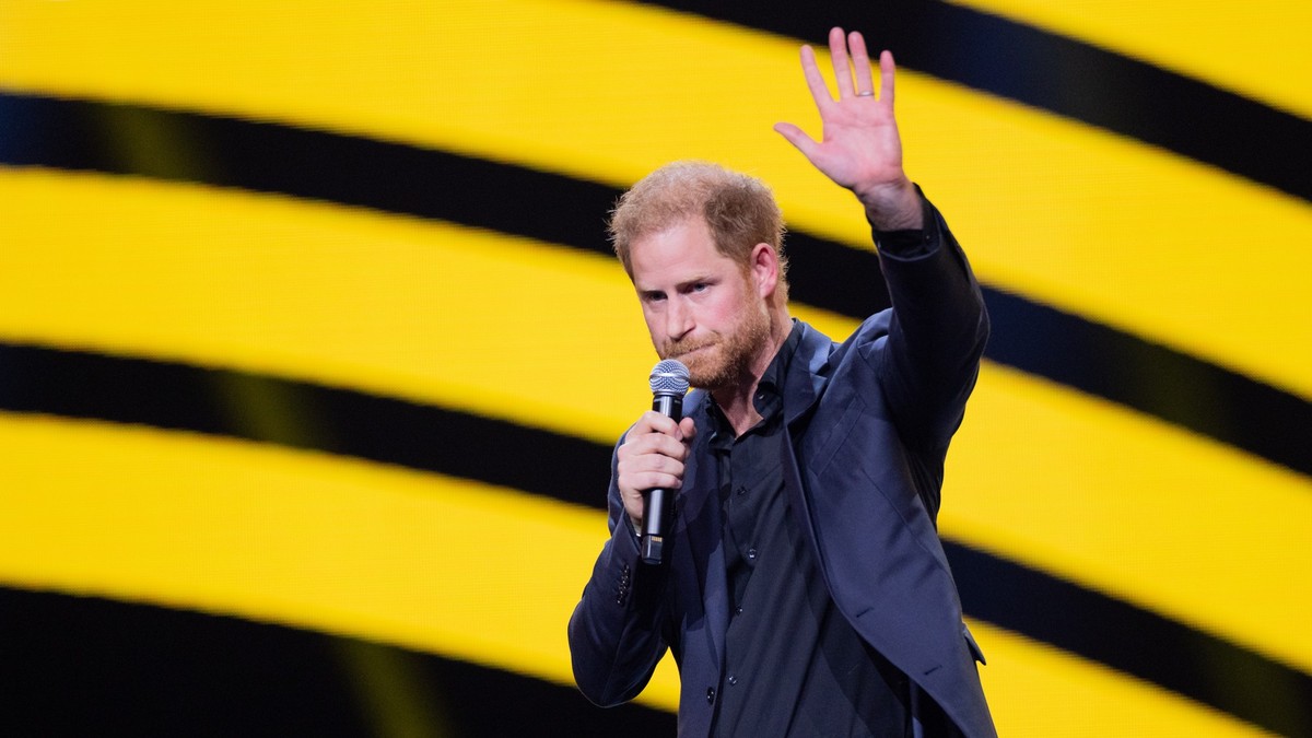 16.09.2023, Nordrhein-Westfalen, D�sseldorf: Prinz Harry, Herzog von Sussex, spricht w�hrend der Abschlussfeier der 6. Invictus Games in der Merkur Spiel-Arena. Der paralympische Wettbewerb f�r kriegs ...