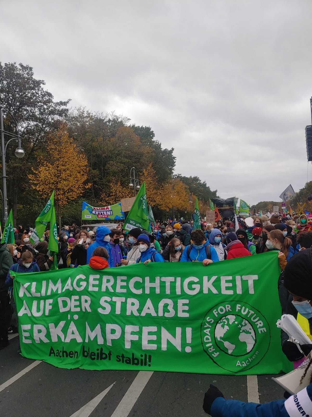 Der Demozug setzt sich in Bewegung.