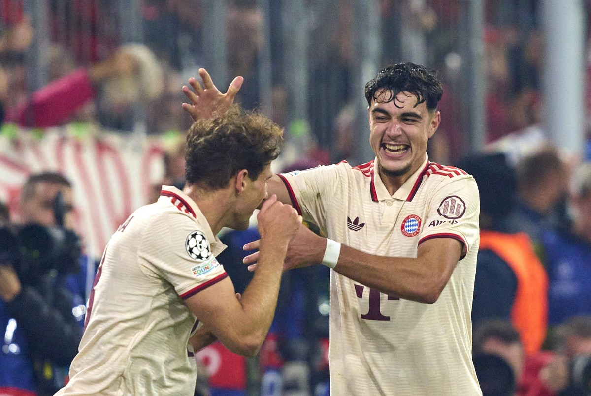 Leon GORETZKA, FCB 8 celebrates his goal, happy, laugh, celebration, 8-2 with Aleksandar Pavlovic, FCB 45 in the group league match FC BAYERN MUENCHEN - DINAMO ZAGREB 9-2 of football UEFA Champions Le ...