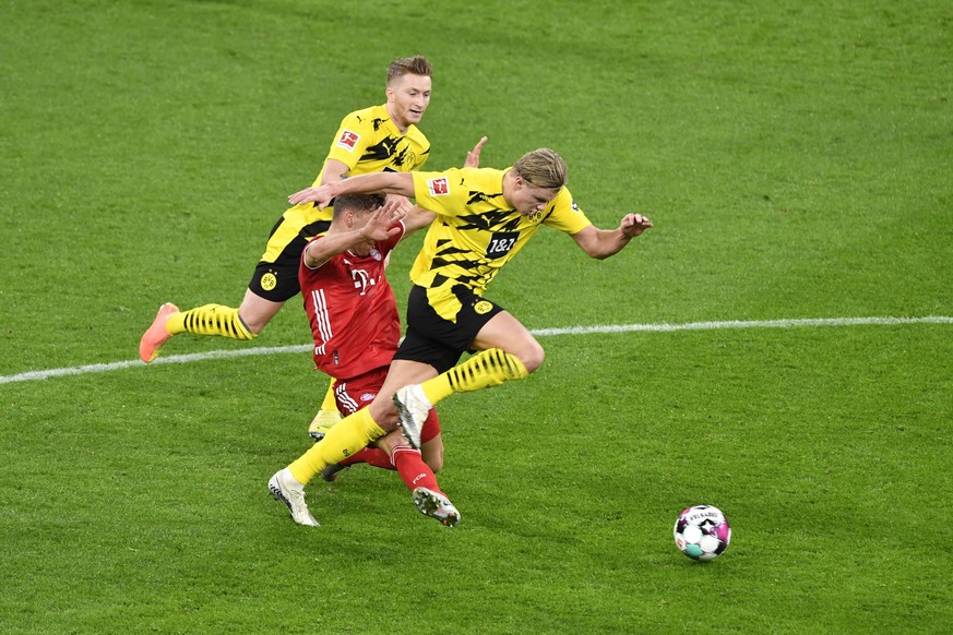 Der Moment, in dem das Knie knackste: Kimmich versucht, Haaland (r.) abzugrätschen. Der norwegische BVB-Koloss wankte zwar, aber er lief weiter.