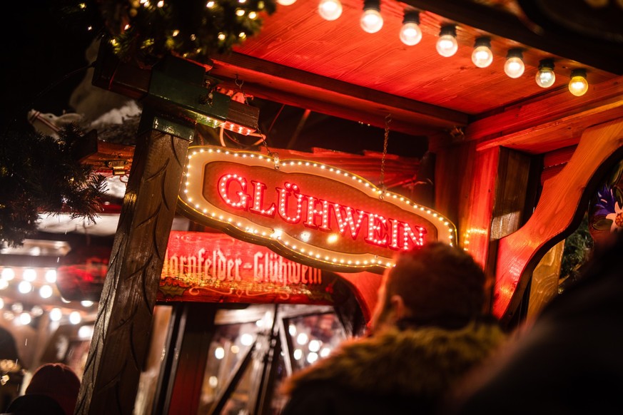 Weihnachtsmarkt GlühweinVerkäuferin über TassenKlau, Hygiene und Lumumba