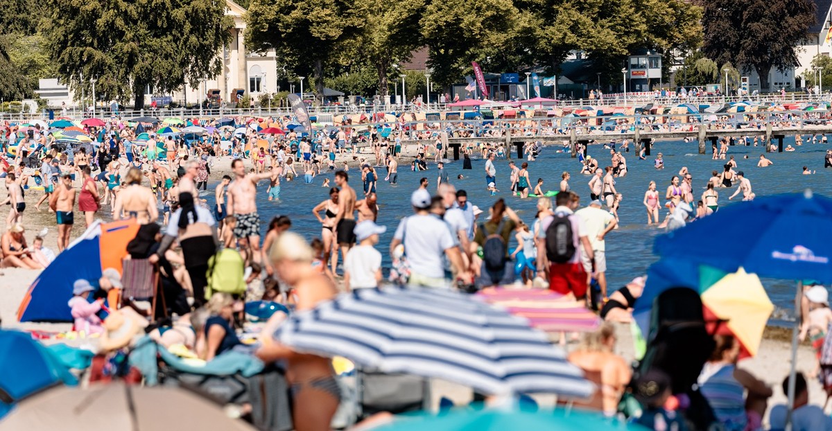 ARCHIV - 13.08.2022, Mecklenburg-Vorpommern, Travemünde: Badegäste geniessen einen Hochsommertag am Strand von Travemünde. (zu dpa: «Volle Strände bei sommerlichen Temperaturen im Norden») Foto: Marku ...