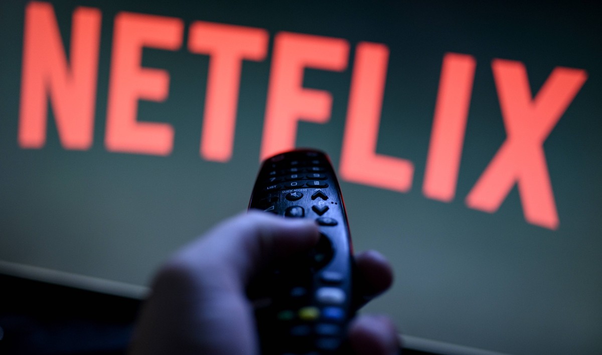 Netflix 25 Jahre Netflix, Das Netflix Logo auf einem Smartphone, Tablet, oder Fernseher, Remscheid Nordrhein-Westfalen Deutschland *** Netflix 25 years Netflix, The Netflix logo on a smartphone, table ...