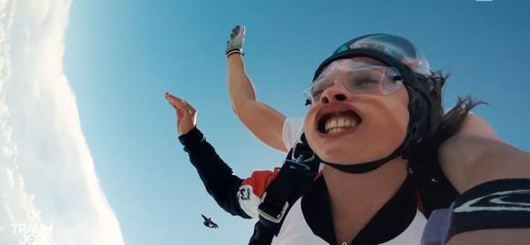 Zu Beginn der Sendung müssen alle Kandidaten aus dem Flugzeug springen.