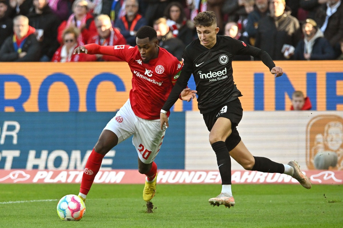 13.11.2022, Rheinland-Pfalz, Mainz: Fußball: Bundesliga, FSV Mainz 05 - Eintracht Frankfurt, 15. Spieltag, Mewa Arena. Der Mainzer Edmilson Fernandes spielt gegen Frankfurts Jesper Lindström. Foto: To ...