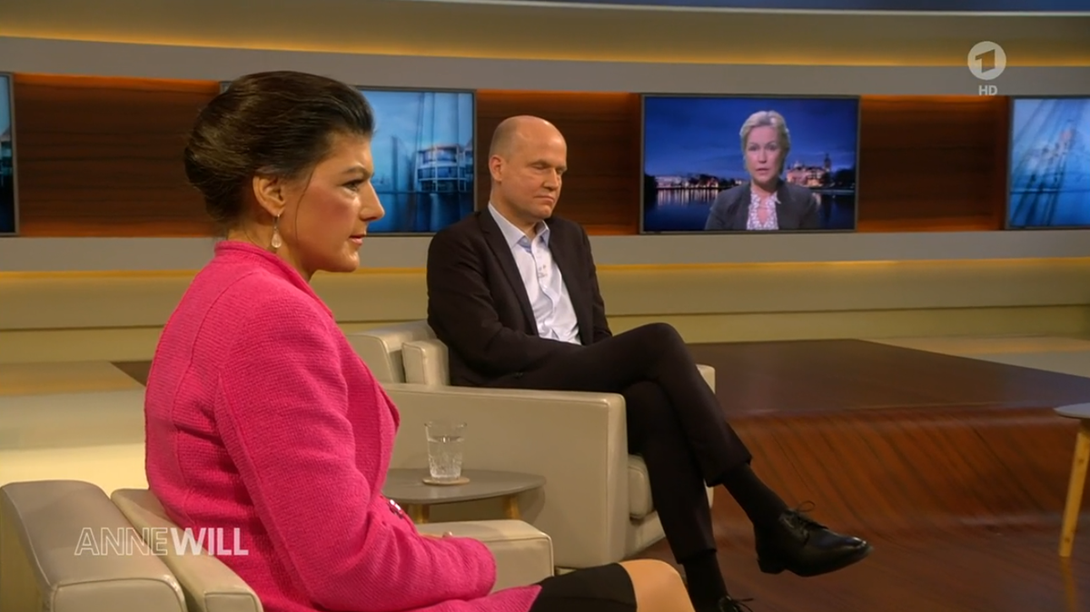 Manuela Schwesig (hinten) spricht, Sahra Wagenknecht (vorne) und Ralph Brinkhaus hören zu.
