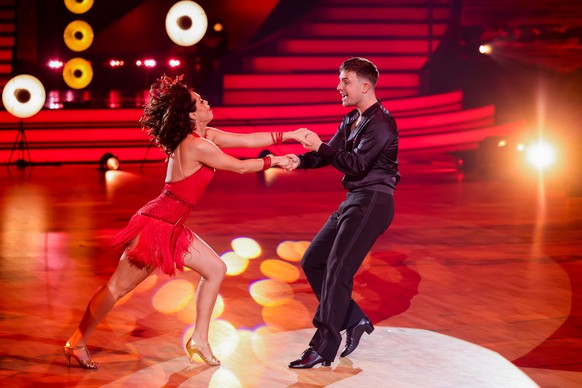 25.02.2022, Nordrhein-Westfalen, K�ln: Mike Singer, S�nger, und Christina Luft, Profit�nzerin, tanzen in der RTL-Tanzshow &quot;Let&#039;s Dance&quot; im Coloneum. Foto: Rolf Vennenbernd/dpa +++ dpa-B ...