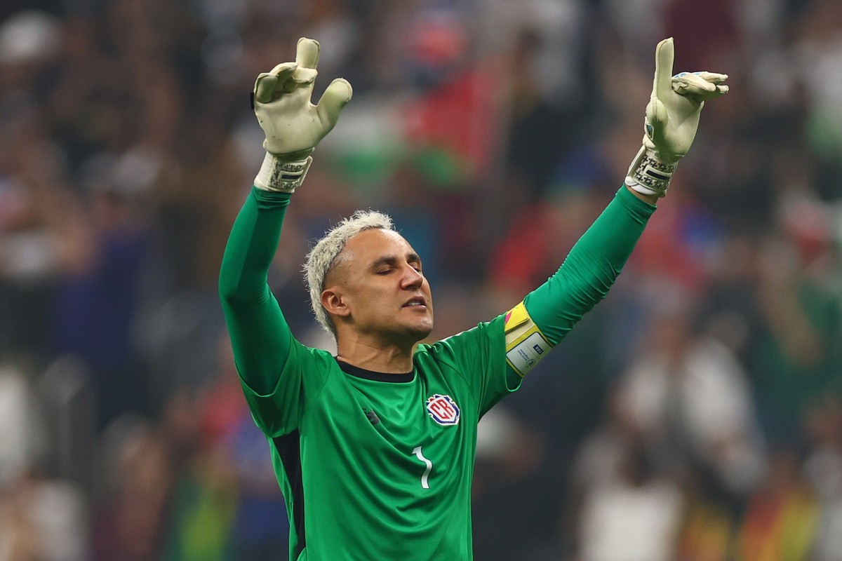 01.12.2022, Katar, Al-Chaur: Fu�ball, WM 2022 in Katar, Costa Rica - Deutschland, Vorrunde, Gruppe E, Spieltag 3, im Al-Bait Stadion, Costa Ricas Torwart Keylor Navas jubelt w�hrend der Partie. Foto:  ...