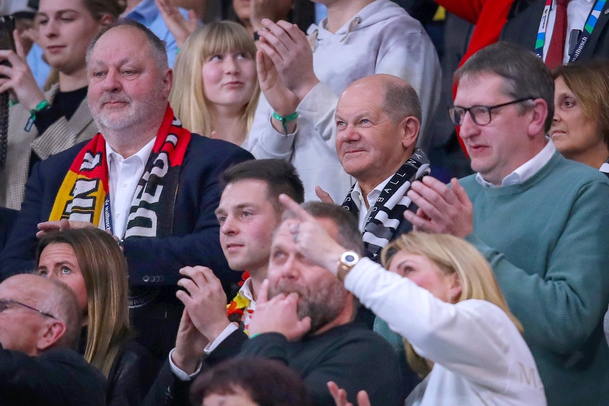 14.01.2024, EHF EURO 2024, Männer Europameisterschaft Handball, Mercedes-Benz-Arena in Berlin, Deutschland - Nordmazedonien: DHB-Präsident l. und Bundeskanzler Olaf Scholz mitte Kanzler Politik Politi ...