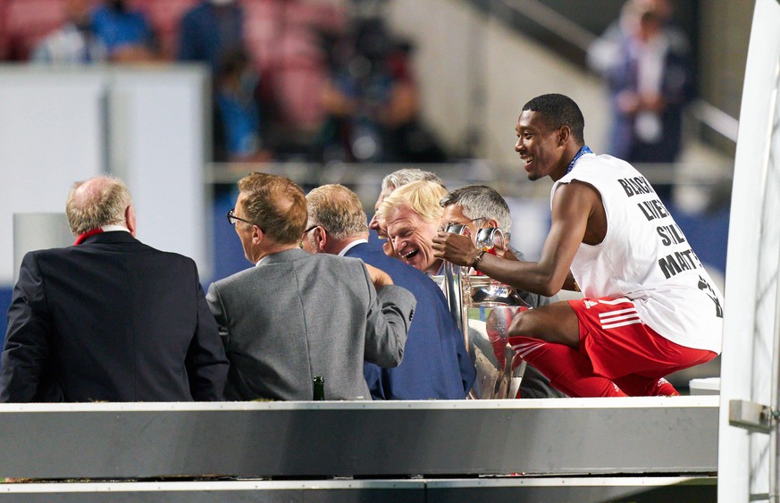 Ende August in Lissabon. Die Anzugträger des FC Bayern und Abwehrspieler David Alaba (r.) freuen sich über die gewonnene Champions League.