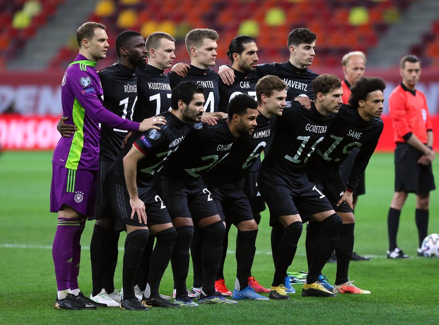 Fußball: WM-Qualifikation Europa, Rumänien - Deutschland, Gruppenphase, Gruppe J, 2. Spieltag in der Arena Nationala. Deutschlands Spieler stehen vor dem Anpfiff für eine Gruppenfoto zusammen. WICHTIG ...