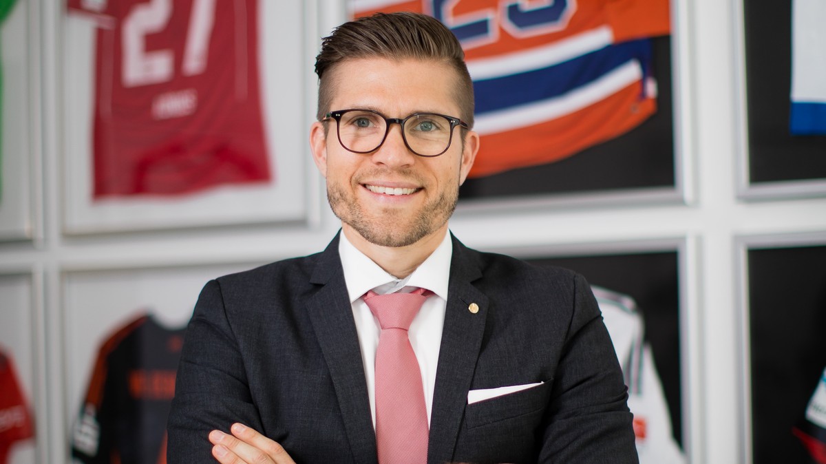 Thomas Olschewski hat Trikots seiner Klienten an der Wand hängen.