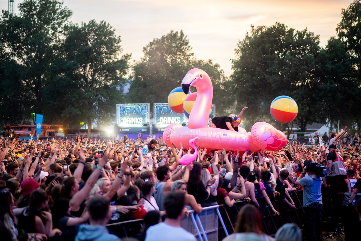 17.06.2022, Niedersachsen, Schee�el: Zahlreiche Festivalbesucher feiern w�hrend des Konzerts der deutschen Band �SDP� auf dem Hurricane Festival mit einem �berdimensionalen Flamingo. Das Open-Air-Fest ...
