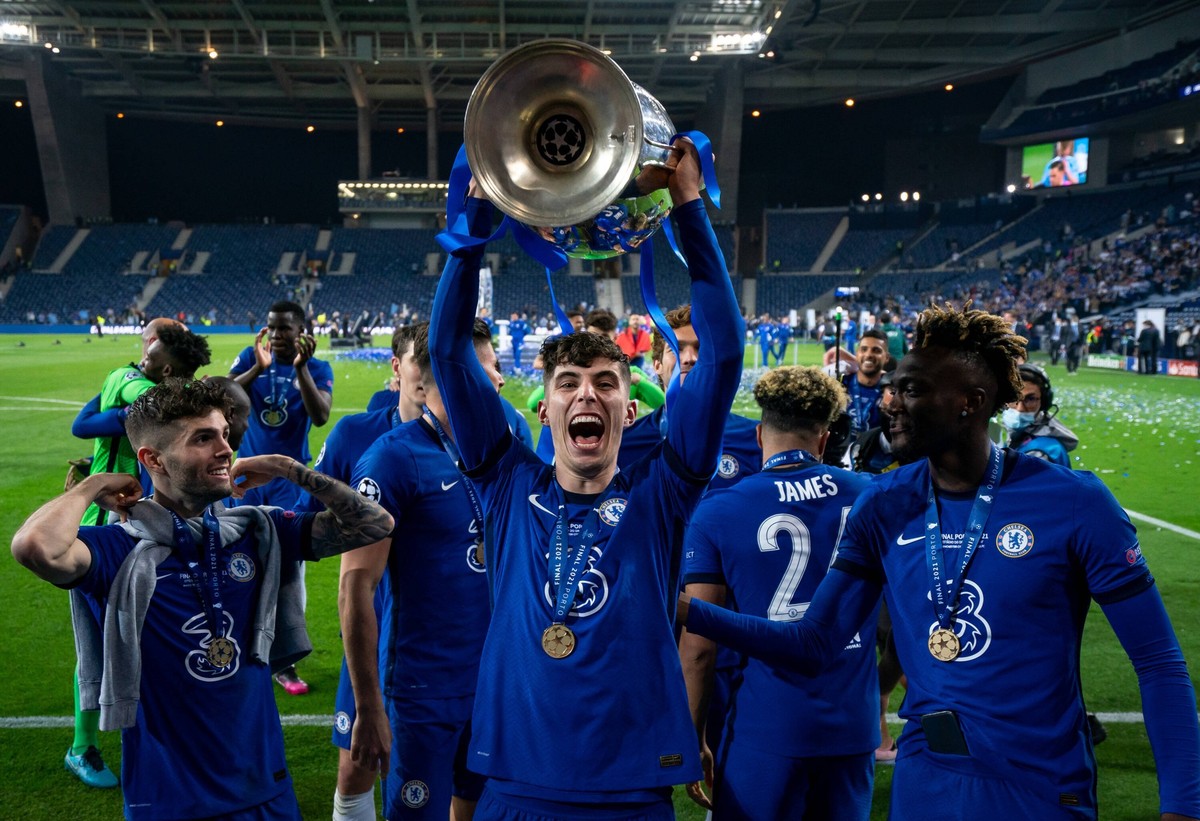 Sport Bilder des Tages Kai Havertz of Chelsea lifts the winning trophy during the UEFA Champions League Final match between Manchester City and Chelsea at The Estdio do Drago, Porto, Portugal on 29 Ma ...