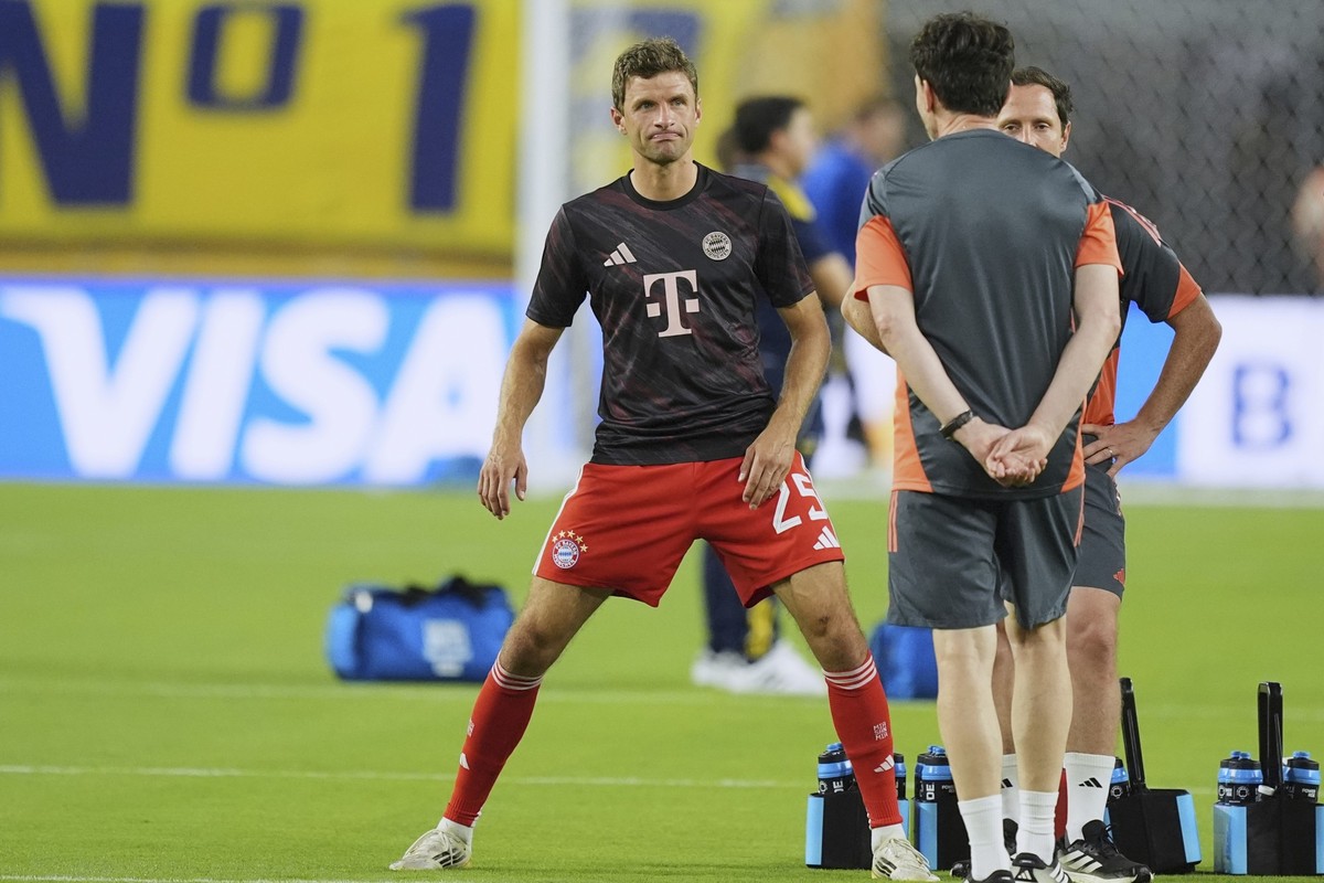 20.06.2025, USA, Miami Gardens: Fußball: Club-WM, Bayern München - Boca Juniors, Vorrunde, Gruppe C, 2. Spieltag im Hard Rock Stadium: Bayern Münchens Thomas Müller dehnt sich vor dem Spiel. Foto: Reb ...