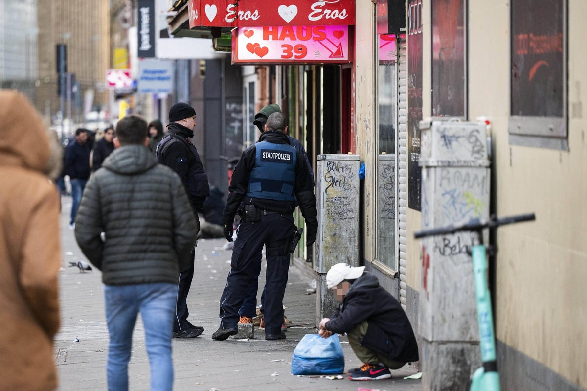 FES reinigt Bahnhofsviertel Frankfurt 10.01.2023 Frankfurt x1x Bahnhofsviertel - FES Frankfurter Entsorgungs- und Service GmbH reinigt unter Polizeischutz der Stadtpolizei die Drogenstraßen des Bahnho ...