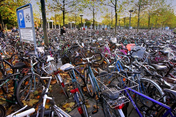 Bildnummer: 50988553 Datum: 05.11.2005 Copyright: imago/Hubert Jelinek
Chaos auf dem �berf�llten Fahrradparkplatz in G�ttingen, Landschaft , Personen; 2005, G�ttingen, Rad, R�der, Fahrrad, Fahrr�der, ...