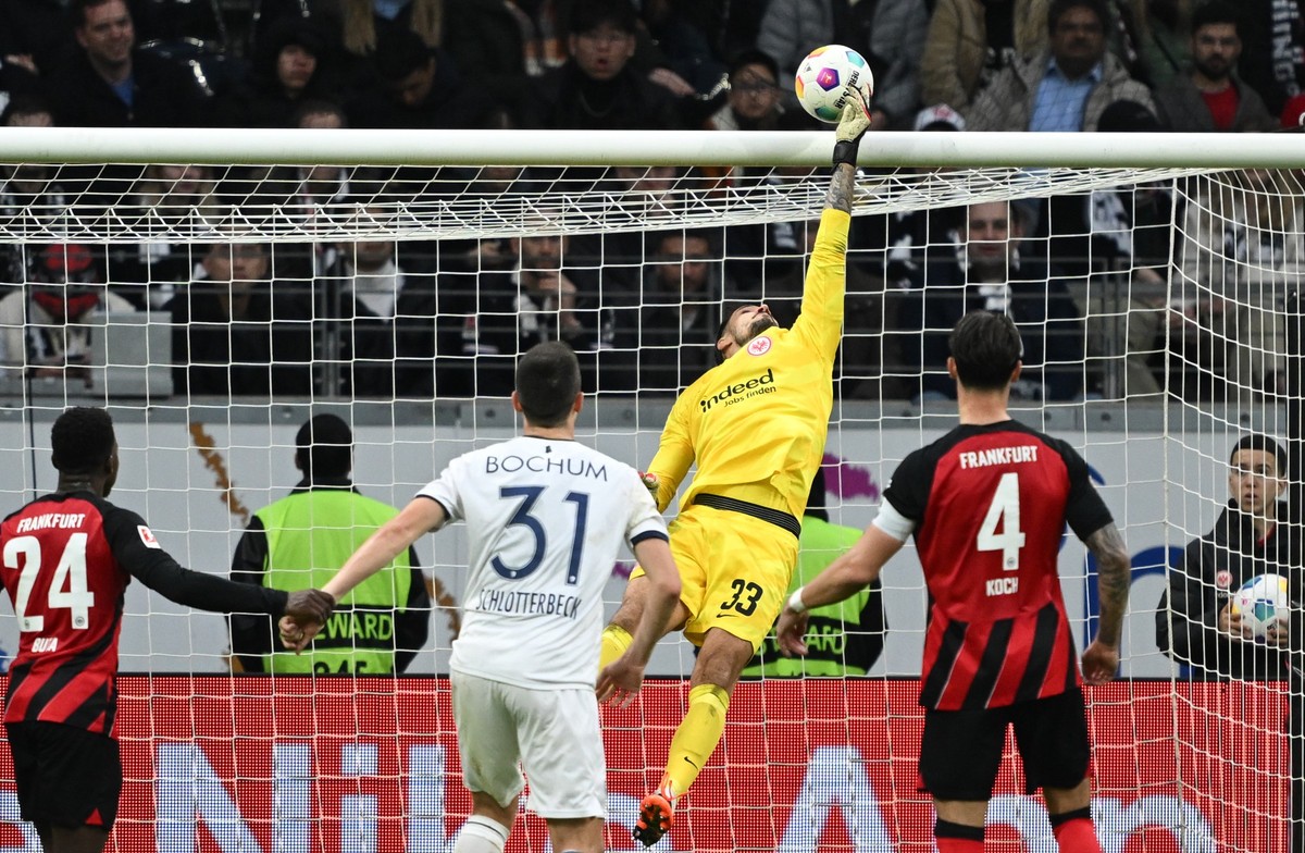 10.02.2024, Hessen, Frankfurt/Main: Fu�ball: Bundesliga, Eintracht Frankfurt - VfL Bochum, 21. Spieltag im Deutsche Bank Park. Frankfurts Torwart Jens Grahl (M) lenkt den Ball �ber die Latte. Foto: Ar ...