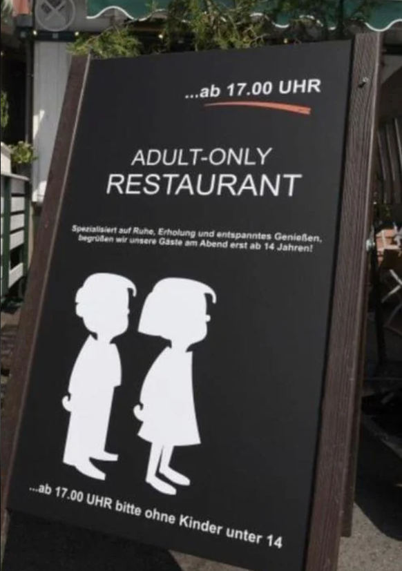 Mit einem besonderen Schild hat ein Restaurant auf Social Media für Aufsehen gesorgt.
