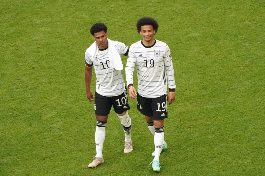 Serge Gnabry (l.) und Leroy Sané tragen hier das Trikot während der EM im Sommer 2021. Zur WM in Katar kommt ein neues heraus.