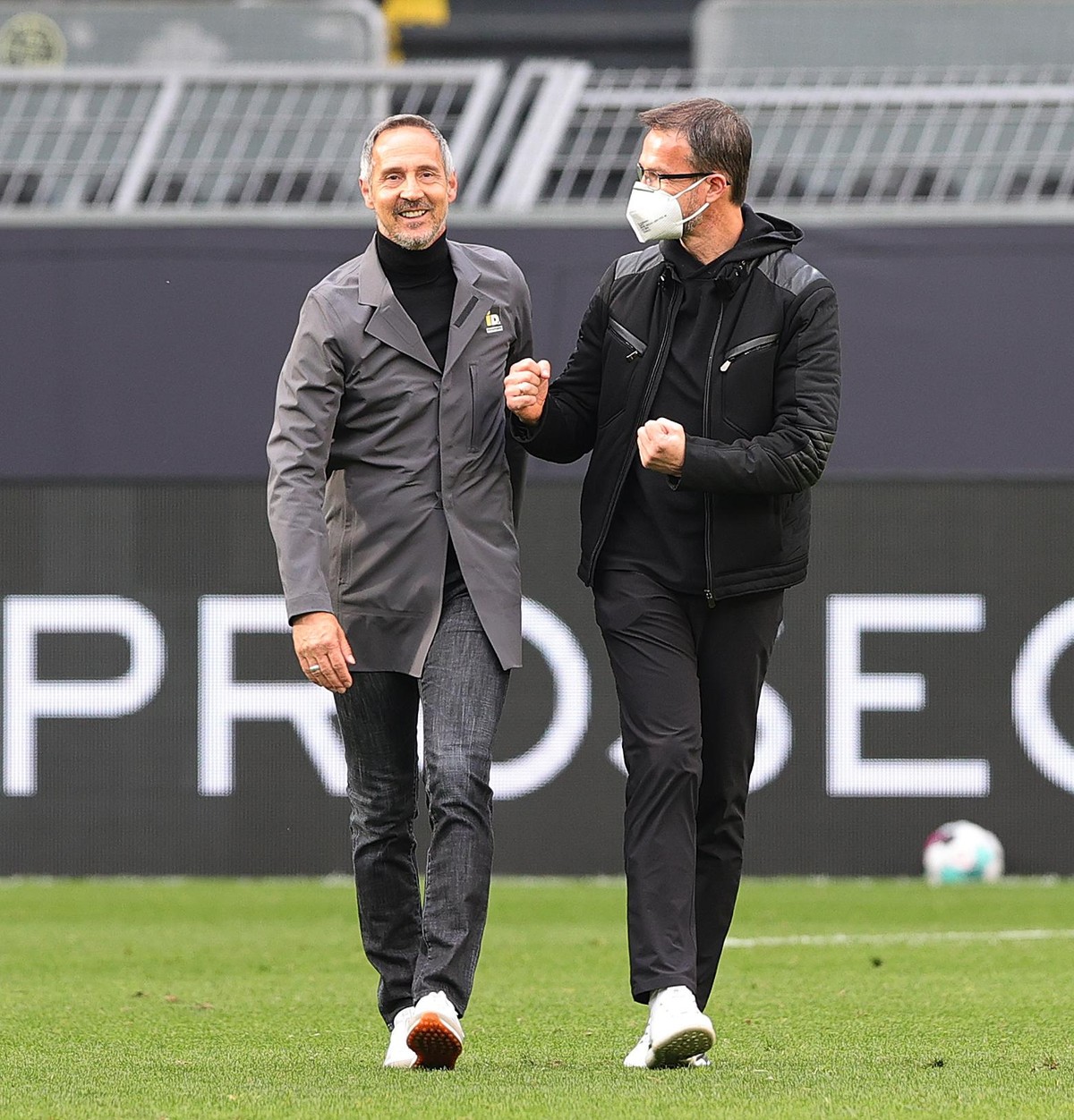 firo : 03.04.2021, Fußball: Fussball: 1.Bundesliga, Saison 2020/21 BVB , Borussia Dortmund - Eintracht Frankfurt 1:2 Jubel Trainer Adi HÜTTER, Frankfurt links mit Vorstand Fredi BOBIC Foto: Ralf Ibing ...