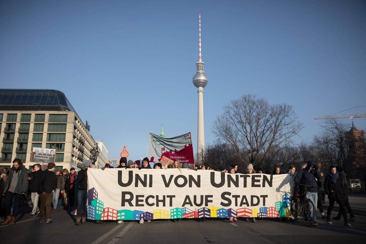 Mietendemo Proteste für soziale Mietenpolitik und gegen Entlassung von Andrej Holm unter dem Motto: Nuriye, Holm, Kalle wir bleiben alle! Für Uni von unten und Recht auf Stadt : Über tausend Mensche ...