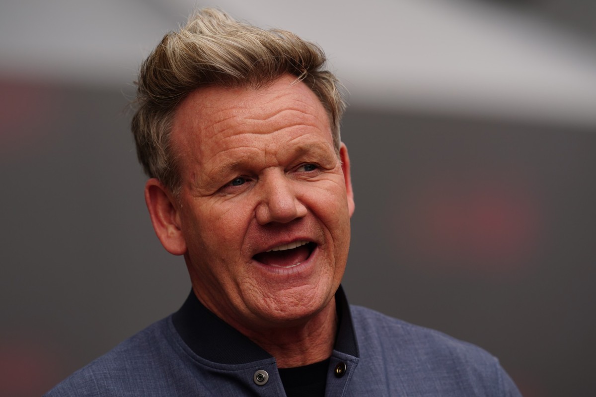 ARCHIV - 02.07.2022, Gro�britannien, Towcester: Der britische Koch Gordon Ramsay im Fahrerlager beim Grand Prix von Gro�britannien. Der Starkoch Gordon Ramsay wurde bei einem Fahrradunfall verletzt. ( ...