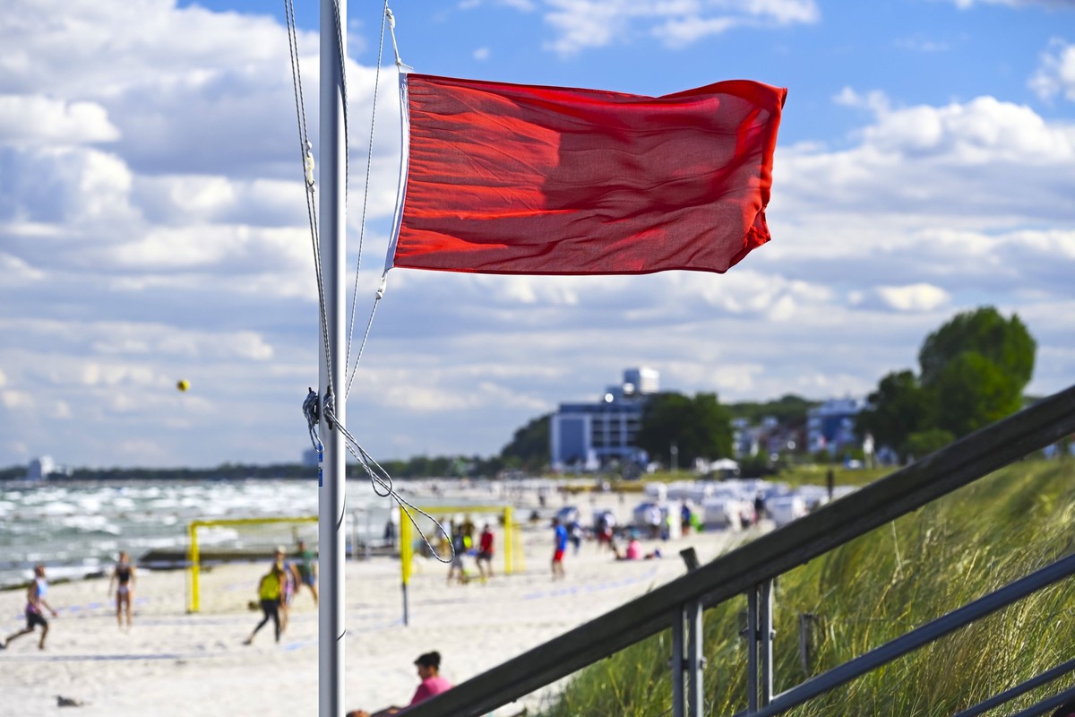 Warnemünde Ostsee Strand Beachvolleyball rote Fahne Flagge Badeverbot Wellen
