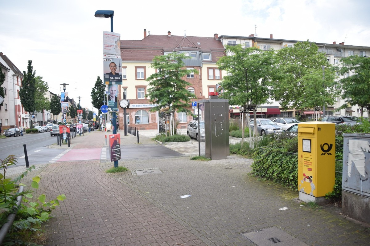 05.06.2024, Baden-W�rttemberg, Mannheim: Wahlplakate verschiedener Parteien h�ngen an einem Laternenmasten in der N�he des Marktplatzes von Mannheim-Rheinau. In Mannheim ist ein AfD-Gemeinderatskandid ...