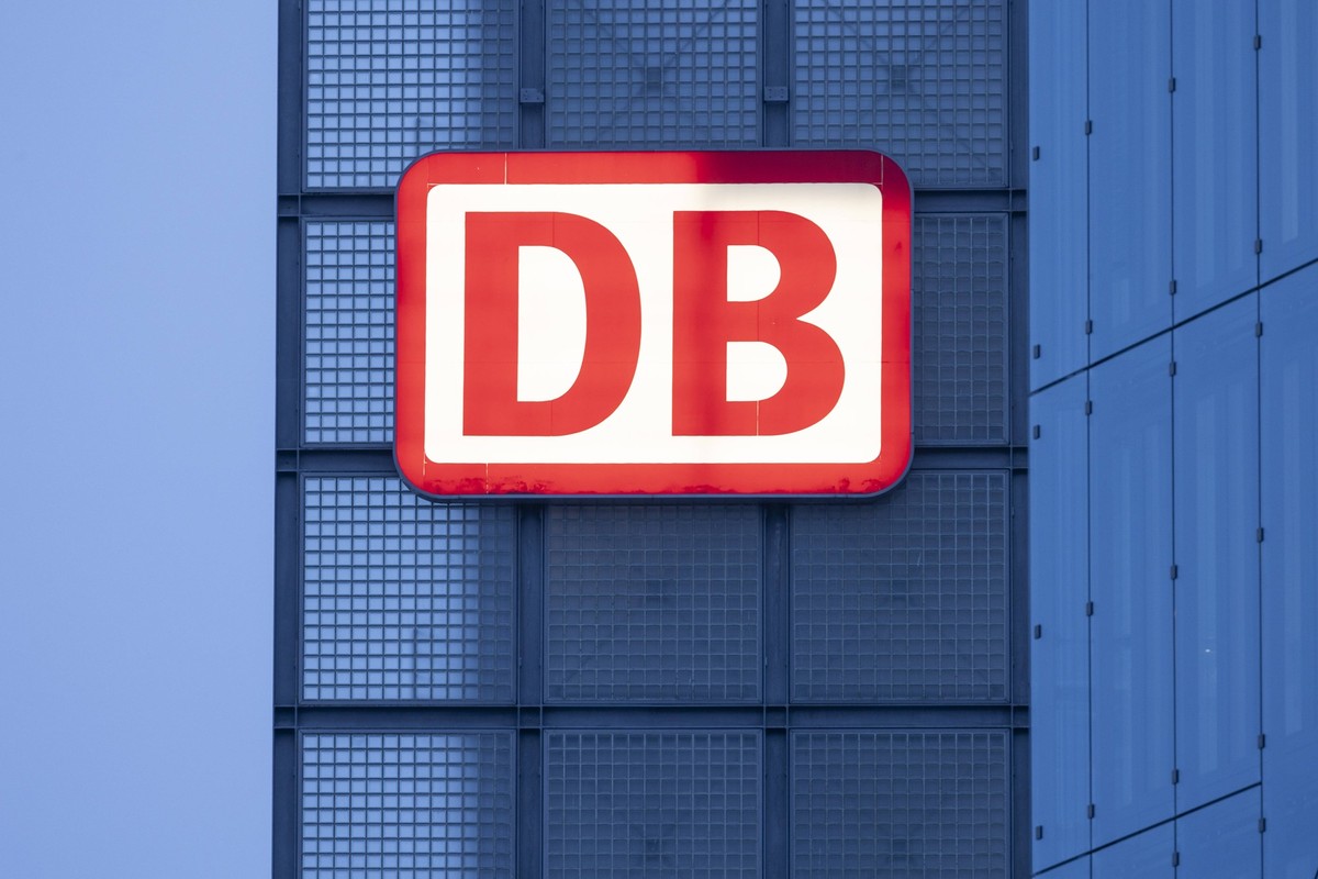 Deutsche Bahn Logo Hauptbahnhof in Berlin 04.12.2023, Berlin, GER - Deutsche Bahn Logo., Berlin Berlin Deutschland, DEU DB, Deutsche Bahn *** Deutsche Bahn logo main station in Berlin 04 12 2023, Berl ...