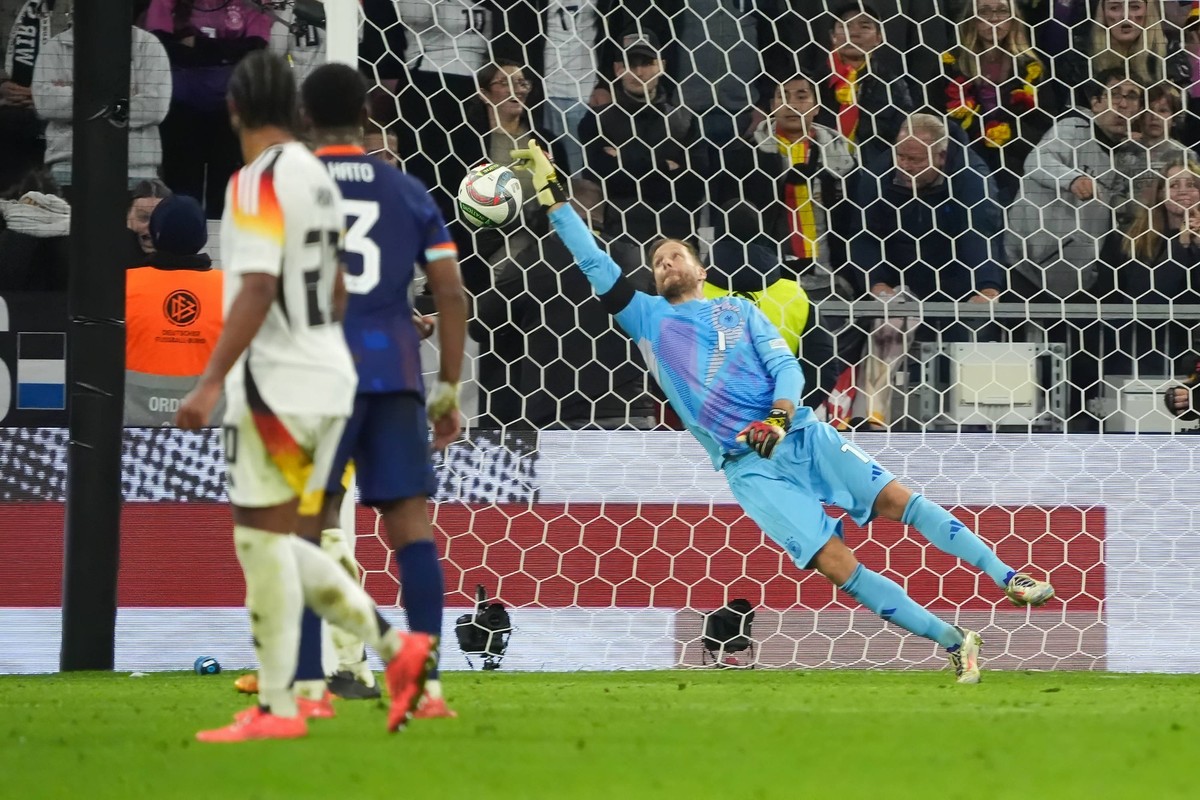 Torwart Oliver Baumann Deutschland Germany, 01 Glanzparade rettet das 1:0 - M�nchen 14.10.2024: Deutschland vs. Niederlande, Nations League, 4. Spieltag *** Goalkeeper Oliver Baumann Germany Germany, ...
