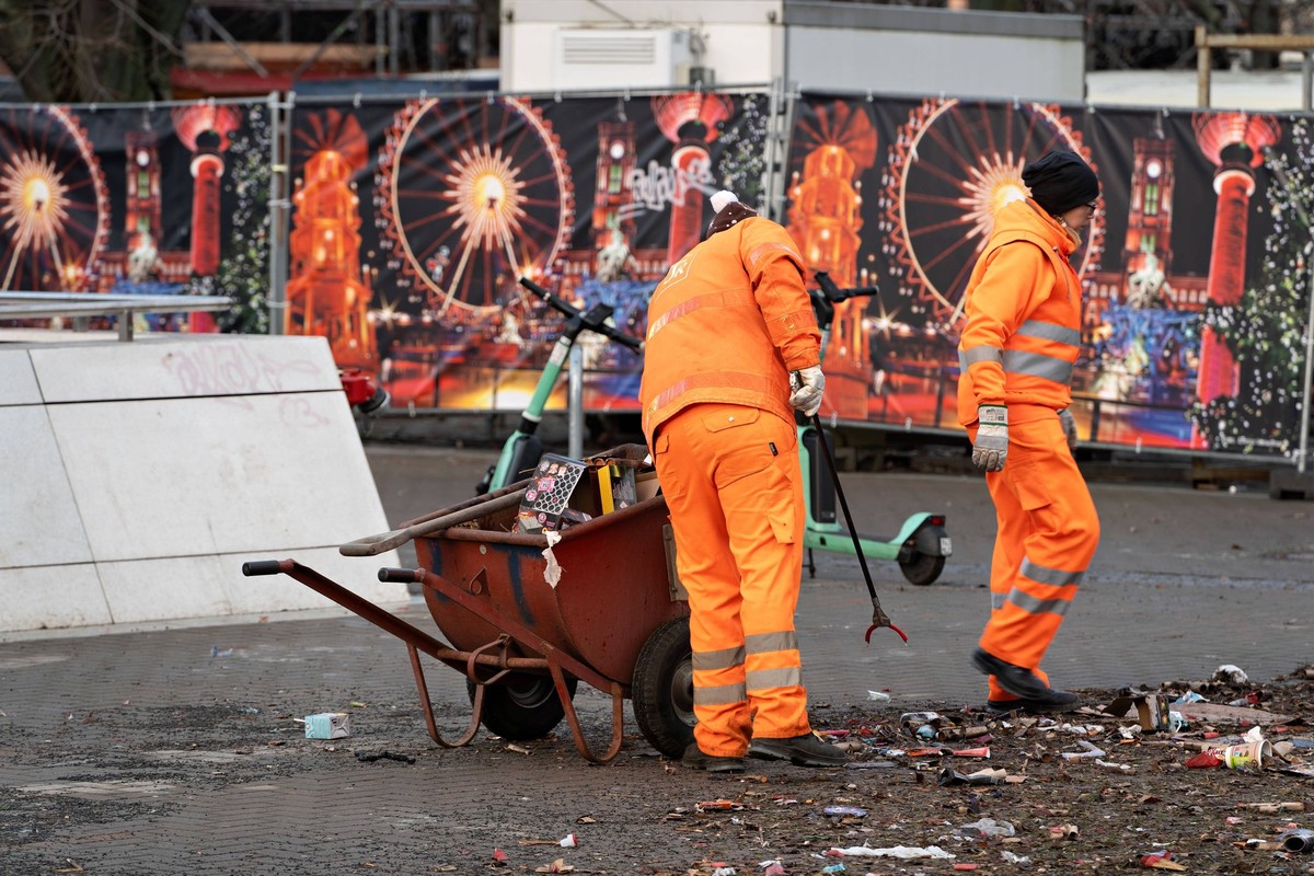 01.01.2024,Berlin,Neujahr,Impressionen vom ersten Tag des Jahres 2024,Reste von Feuerwerk in der Rathausstra�e / Neptunbrunnen.Die BSR ist vor Ort *** 01 01 2024,Berlin,New Year,Impressions from the f ...