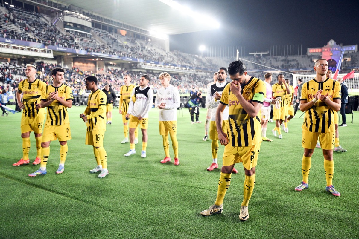 09.04.2025, Spanien, Barcelona: Fußball: Champions League, FC Barcelona - Borussia Dortmund, K.o.-Runde, Viertelfinale, Hinspiele, Montjuic/Estadio Olimpico, Dortmunds Emre Can steht nach dem Spiel vo ...