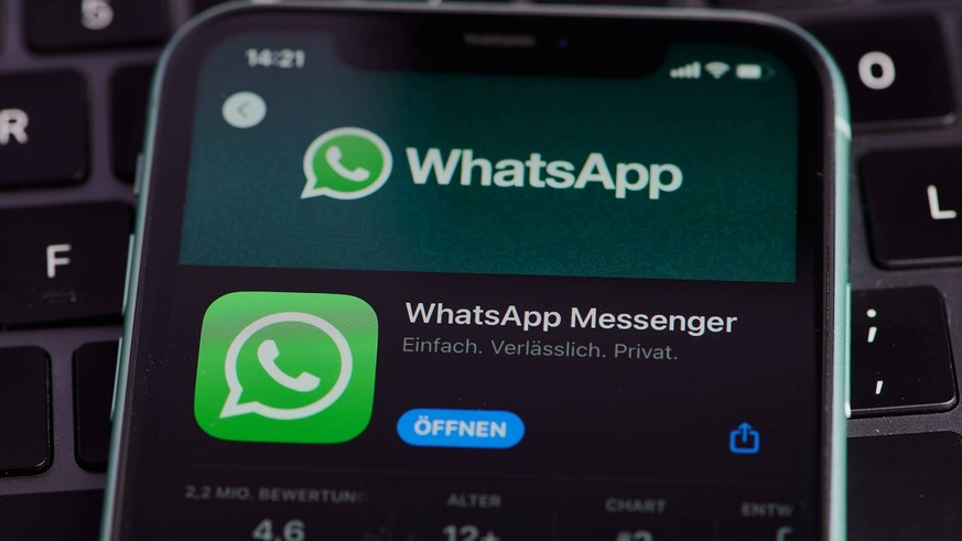 Mainz, Deutschland - 25. September 2022: App-Symbol des Whatsapp-Messengers auf einem deutschen Smartphone im App Store *** Mainz, Germany 25 September 2022 App symbol of Whatsapp MESSENGERS at a Germ ...