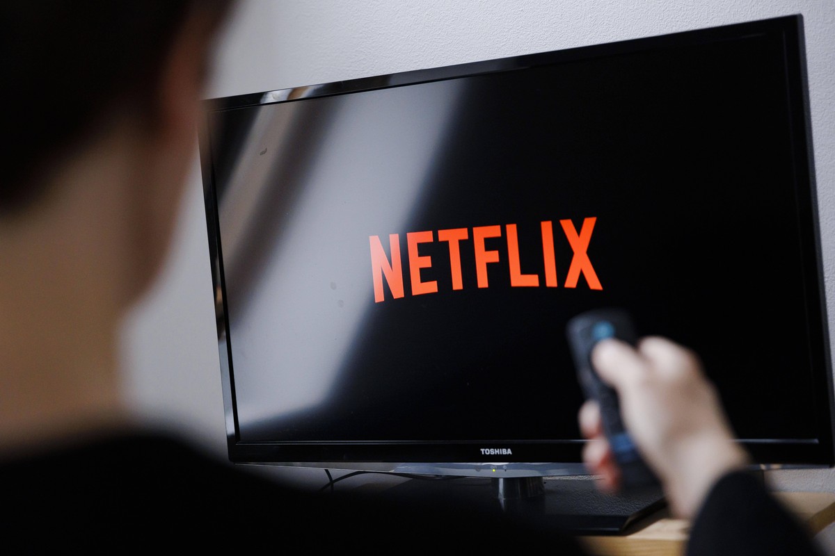 Symbolfoto: Das Logo des Streaming Dienstes Netflix ist auf einem Fernseher zu sehen. Berlin, 05.01.2022 Berlin Deutschland *** Symbol photo The logo of the streaming service Netflix can be seen on a ...